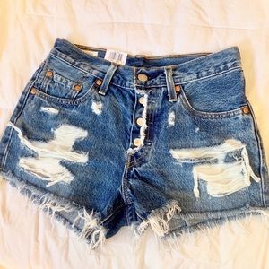 Levi’s 501 Shorts! MEDIUM WASH MID-RISE DISTRESSED